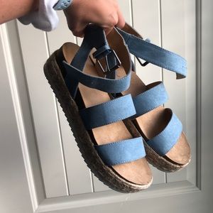 Universal thread platform sandals